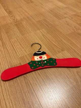 Percha de madera infantil payaso