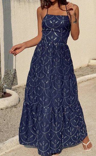 Vestido largo azul con detalles brillantes