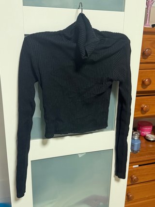 Camiseta de manga larga y cuello alto negra