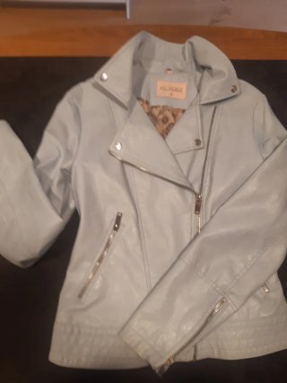 Cazadora de piel femenina azul claro, T/S.