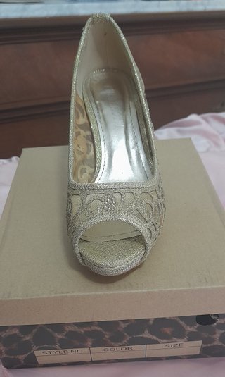 Zapatos de tacón dorados