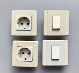 Lote Bticino Tekne: 2 Enchufes y 2 Interruptores