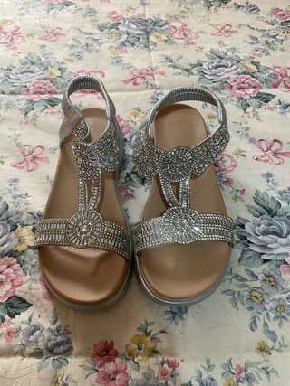 Sandalias Plateadas con Pedrería