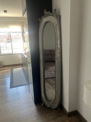 Espejo de diseño plateado