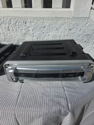 Amplificador Behringer iNuke 3000 con Rack