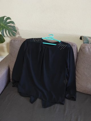 Camiseta Negra con Detalles en Hombros