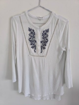 Blusa Blanca con Bordados Azules Talla M