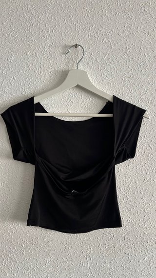 Top negro con espalda descubierta