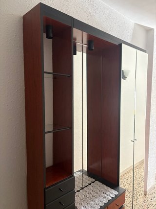Mueble con Espejos y Estanterías