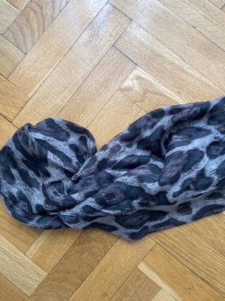 Fular con estampado de leopardo gris