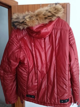 Chaqueta Roja con Capucha