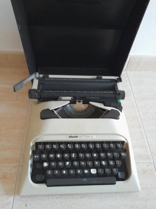 Máquina de escribir Olivetti Lettera 10