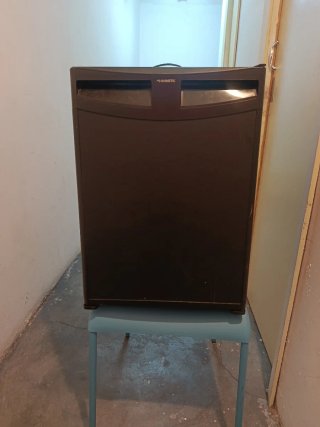 Mini nevera Dometic negra.