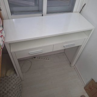 Mesa de estudio extraíble blanca