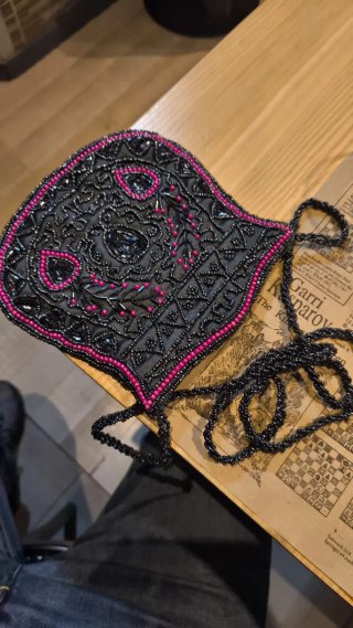 Bolso de mano con abalorios
