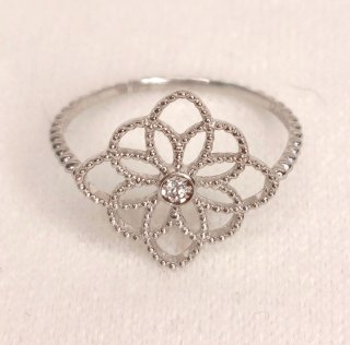 Anillo de delicados diseño floral.