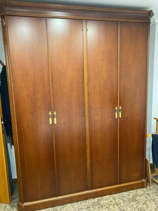 Armario de madera clásico