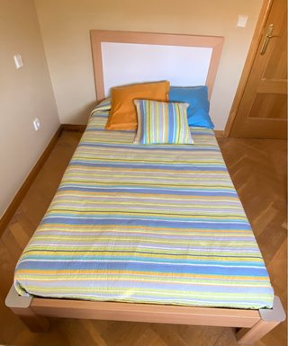 Cama Juvenil de Madera y mesilla