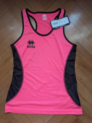 Camiseta deportiva Errea rosa y negra