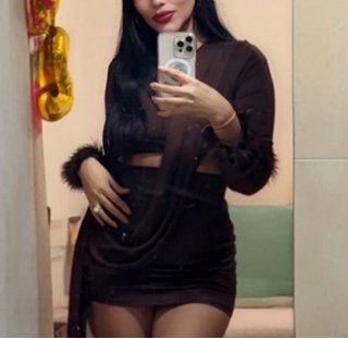 Vestido corto marrón con detalles de plumas