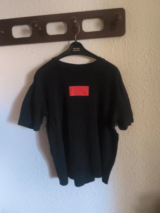 Camiseta Negra con Detalle Rojo