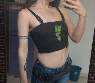Top de tirantes negro con dragón