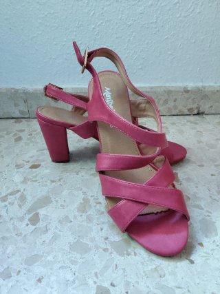 Sandalias de tacón rosa fucsia