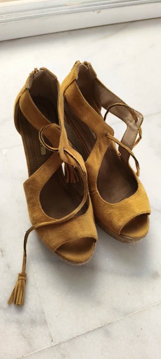 Zapatos de cuña amarillos