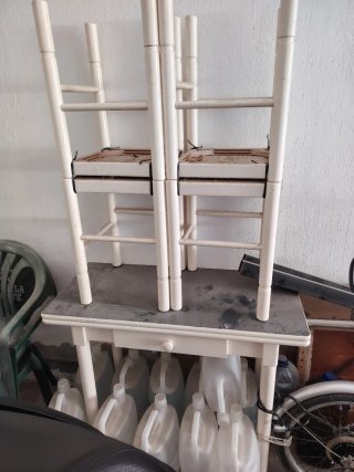 Mesa de cocina con 4 taburetes