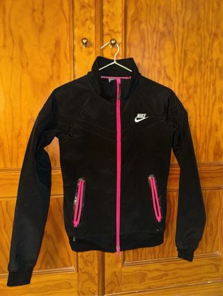 Chaqueta deportiva Nike negra y rosa