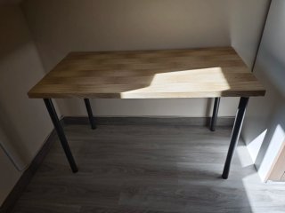 Mesa de escritorio de madera y metal