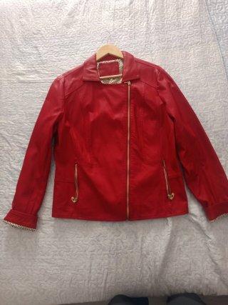 Chaqueta Roja con Cremalleras