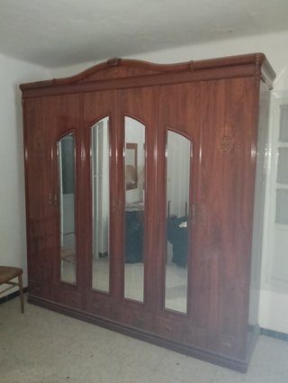 Armario Antiguo de Madera Sofás tresillo Mesitas