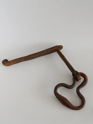 Antiguo Picaporte de Forja Artesanal con Tirador