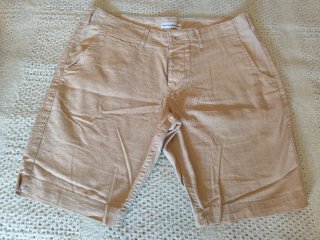 Pantalón bermuda beige