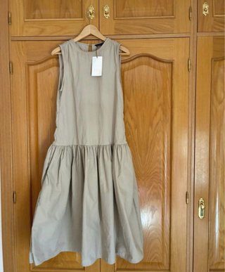 Vestido con volantes beige