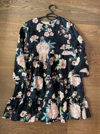 Vestido corto de flores Zara