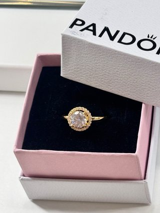 Anillo Dorado Pandora con Piedra Brillante