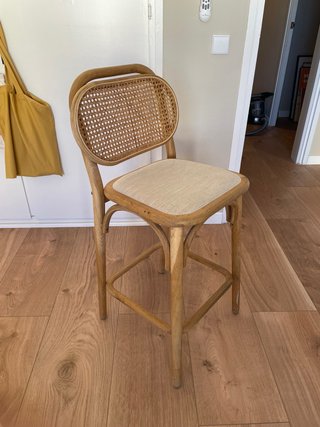 Taburete alto Kave Home de madera y ratán