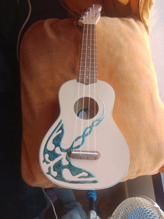 Ukulele con design decorativo
