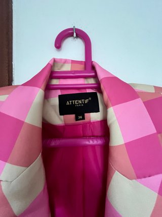 Americana Attentif Rosa y Beige