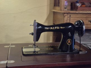 Máquina de coser antigua Alfa
