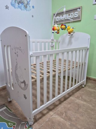 Cuna Infantil Blanca con Móvil