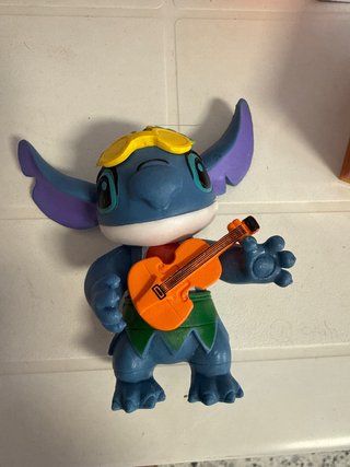 Figura de Stitch con Ukelele