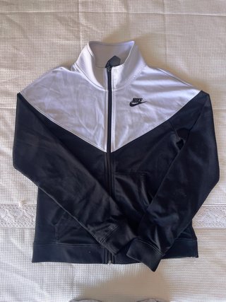 Chaqueta deportiva Nike negra y blanca