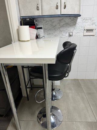 Mesa de cocina alta con dos taburetes