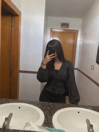 Blusa negra con estampado de lunares