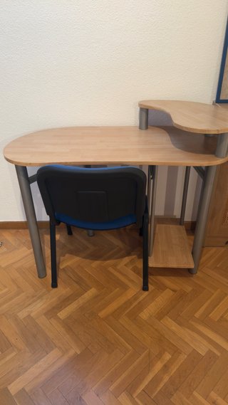 Escritorio de madera con estante superior