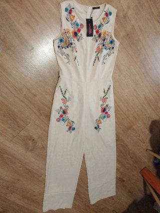 Enterizo Beige con Bordados Florales Talla M