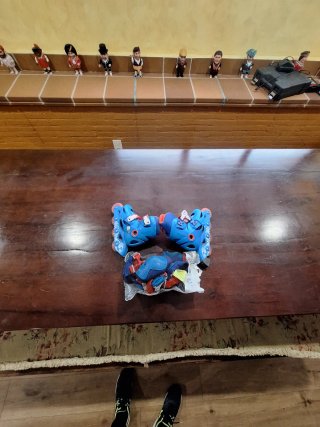 Patines en línea azules con protecciones